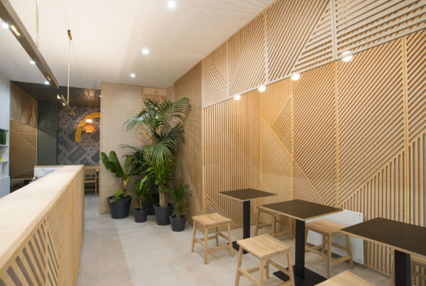 Cafe dengan langit-langit tinggi, dinding panel, dan hiasan dinding elegan